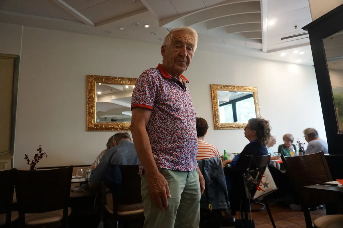 Mann steht im Restaurant